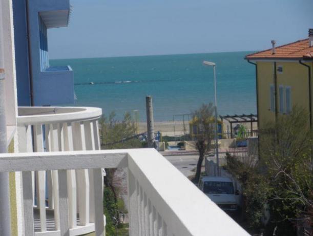 Vista mare dal balcone della camera