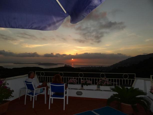 Terrazza casa vacanze Barano d'Ischia con vista tramonto 