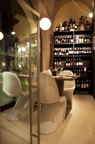 Sala per aperitivi con vini locali