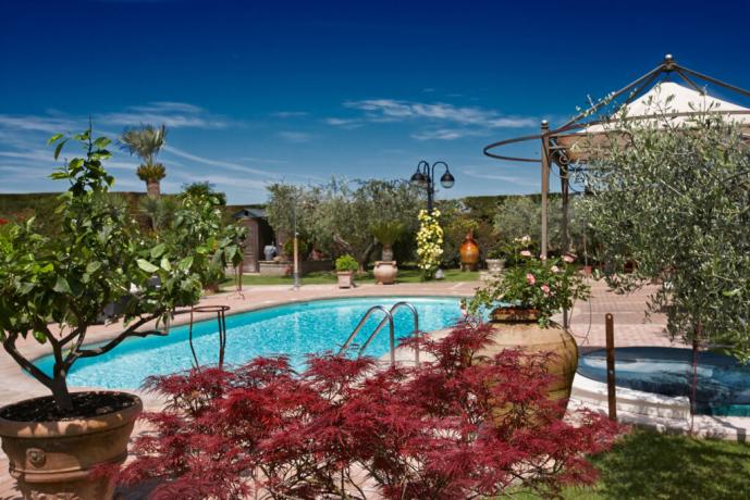 Agriturismo con Suite con Vasca Idromassaggio 2 posti, piscina e Mini Piscina idromassaggio con Vista su Assisi