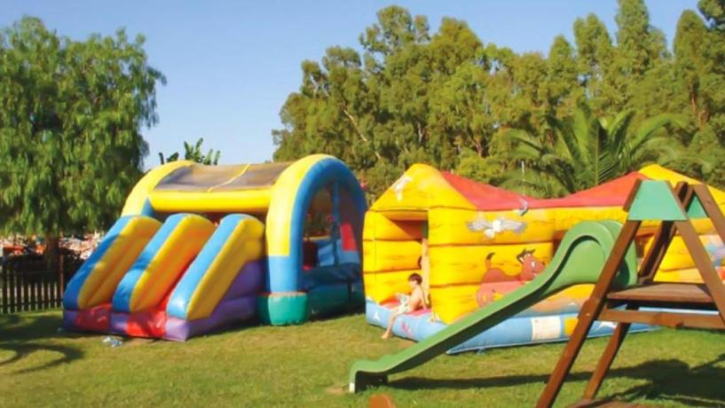 Parco giochi bambini nel villaggio