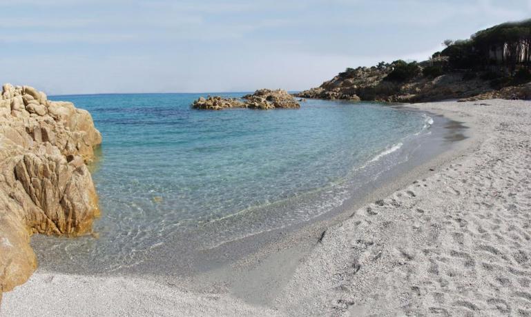 Spiaggia di Cala Liberotto con sabbia bianca 