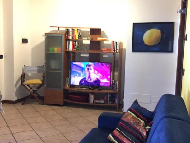 Grande soggiorno con divano e Smart-TV