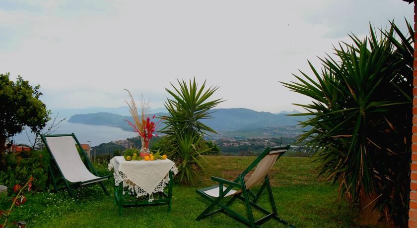 Solarium con vista mare nel giardino 