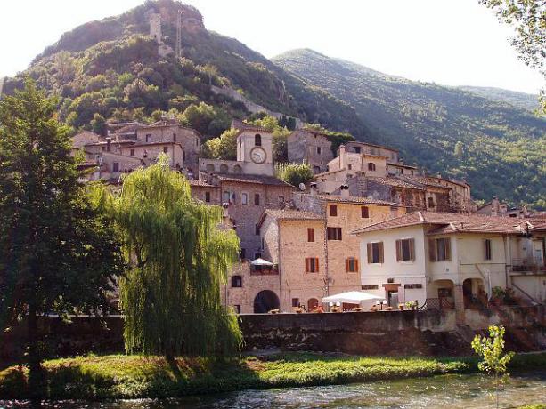 Paese di Scheggino e panorama 