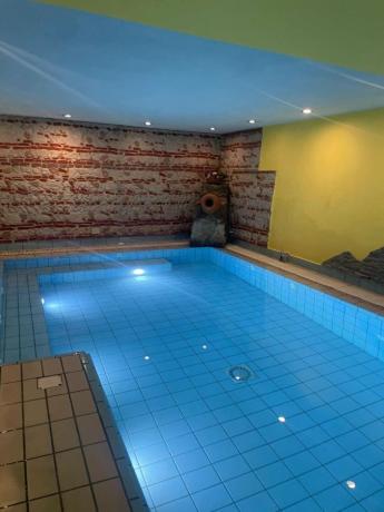 Piscina interna riscaldata dove rilassarsi 