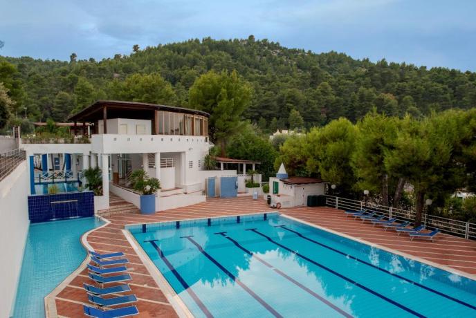 Piscina regolamentare con lettini-ombrelloni Villaggio-turistico Peschici 