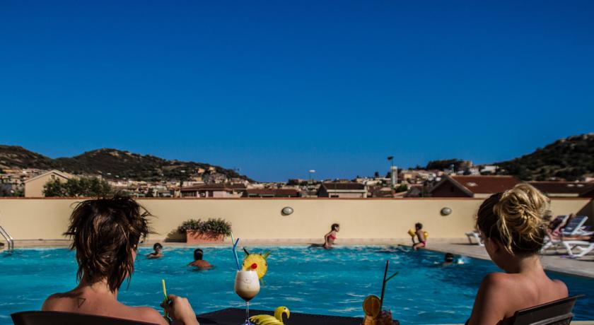 Ampia piscina per momenti di relax