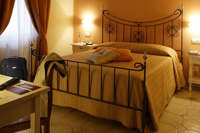 Suite Assisi letto matrimoniale, armadio, scrittoio
