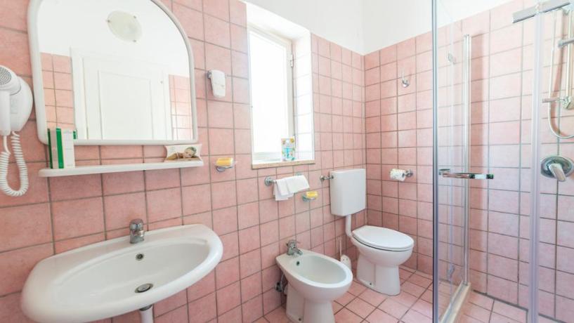 Ampio bagno con box doccia