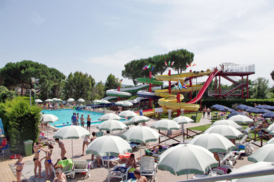 Acquapark Fontevivola con scivoli ed ombrelloni 