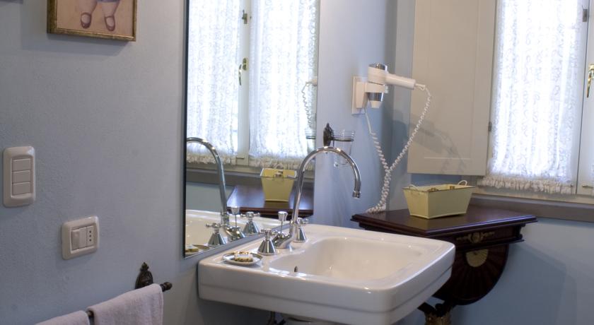 bagno con lavabo singolo ed asciugacapelli