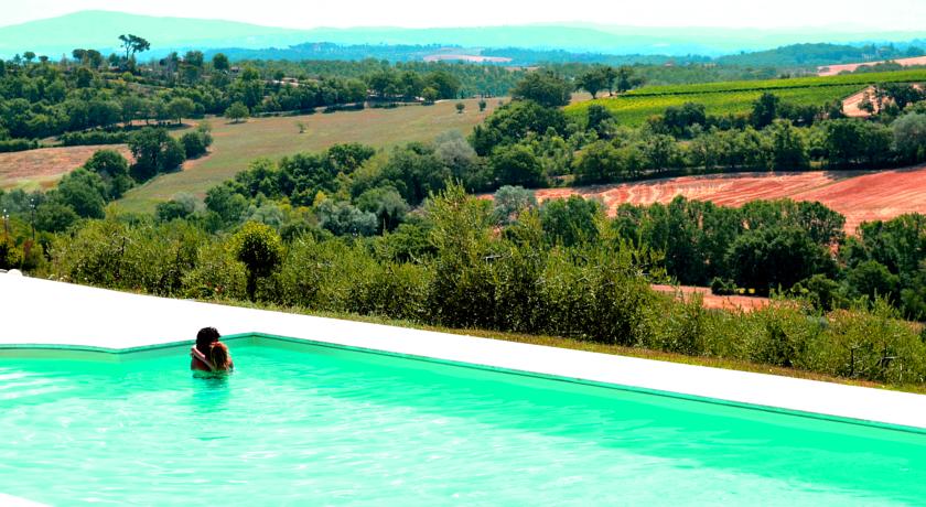 Piscina esterna in terrazza con solarium Hotel Toscana 