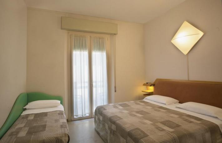 Camera tripla hotel sul mare con terrazzo Viserba
