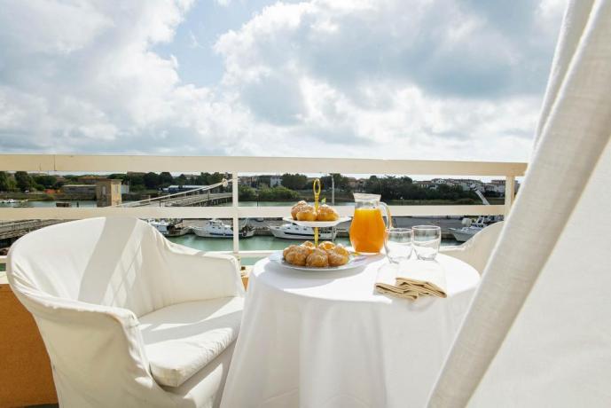 Colazione in camera hotel vista mare Castiglione-della-Pescaia