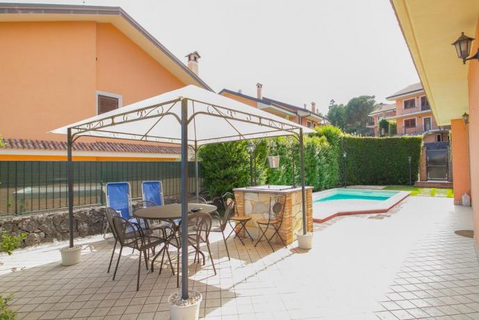 Giardino con gazebo,tavolo in villa a Trecastagni-Sicilia 