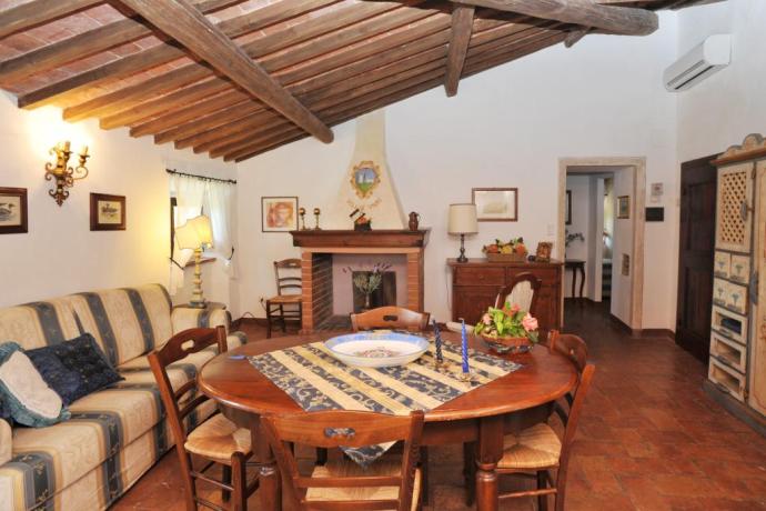 Soggiorno sala con travi in legno e Camino