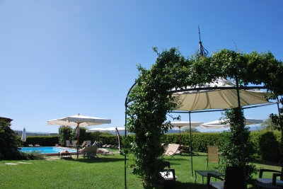 Gazebo per cerimonie e piscina