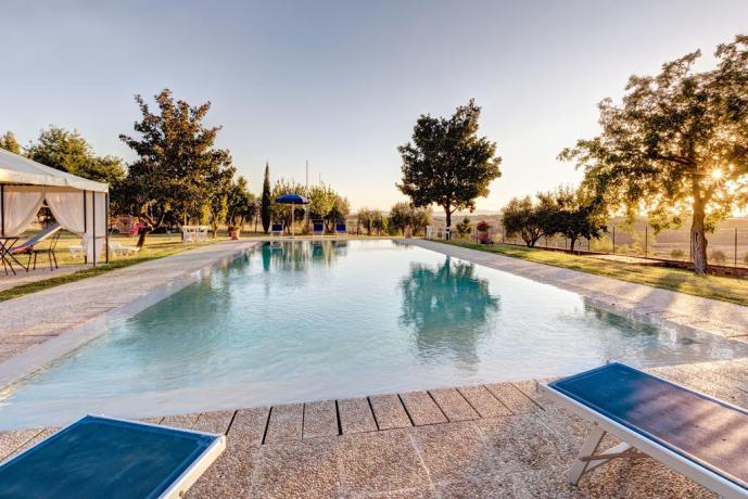 piscina attrezzata a cortona in casale privato