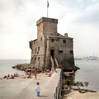 Public and private beaches in Liguria