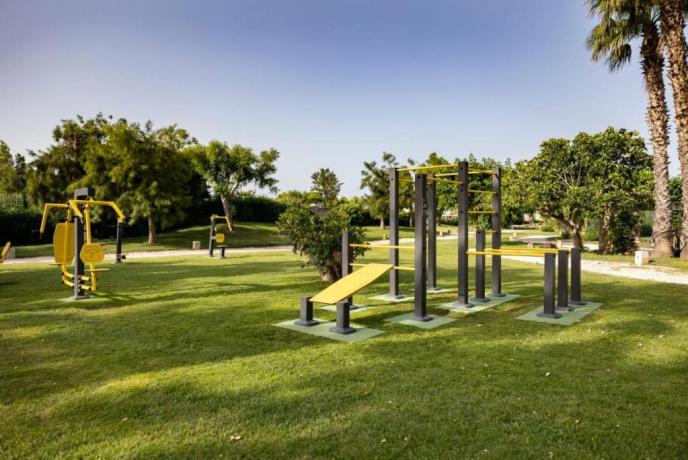 Area giochi bambini nel giardino del resort