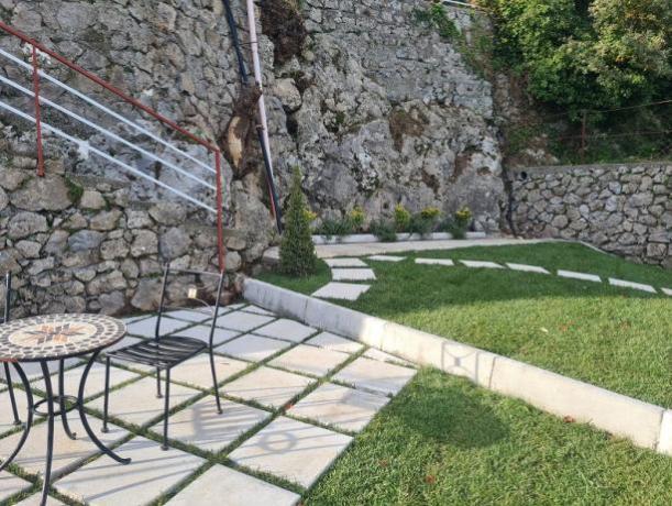 Terrazzo attrezzato con tavolo sedie  