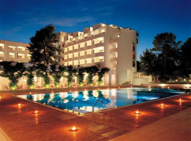 Vista Resort a Vieste con piscina in notturna