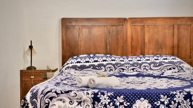 Camera da letto matrimoniale appartamento-vacanze vicino Aquila