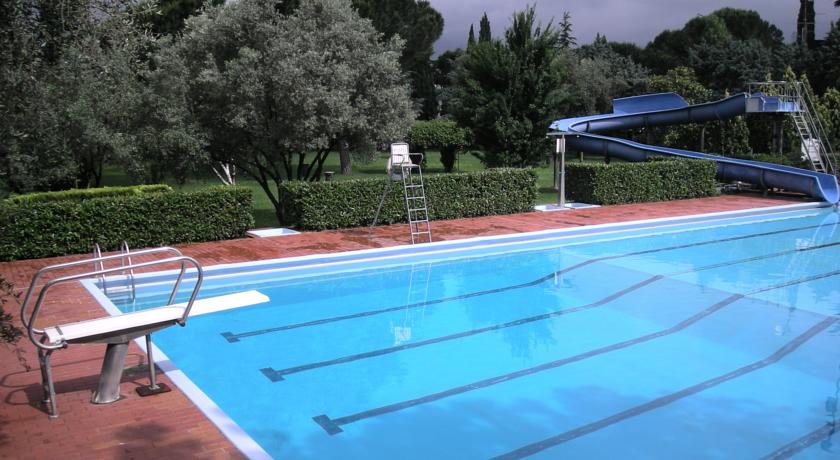 Piscina Esterna con Acquascivolo a Firenze 