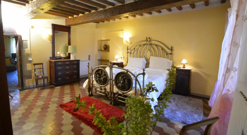 Suite arredata in stile rustico