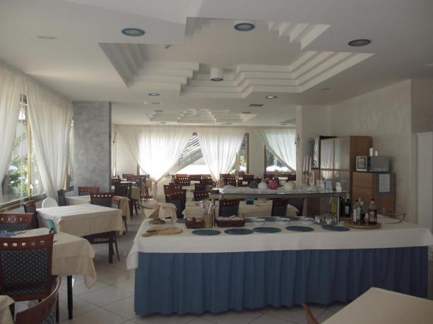 Sala Ristorante con tavolo buffet hotel a Bibione