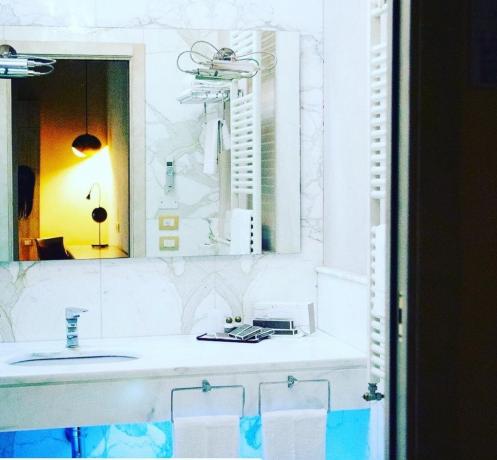 Bagno in marmo in Hotel Benessere vicino Riccione