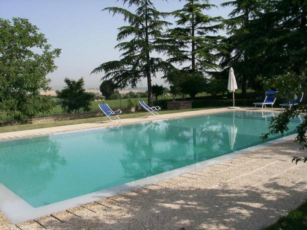 vista piscina del casale in toscana