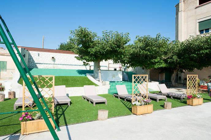 solarium vicino a piscina stagionale