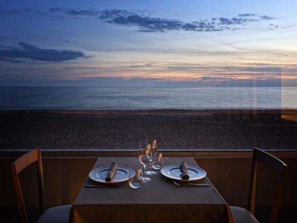 Albergo4stelle con ottimo ristorante fronte spiaggia Latina 