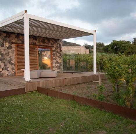 cottage-vacanza-sicilia-vasca-idromassaggio-esterna-relais-vino-lipari