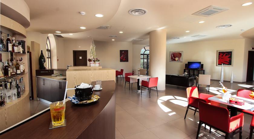 Bar in stile moderno dell'hotel in Campania 