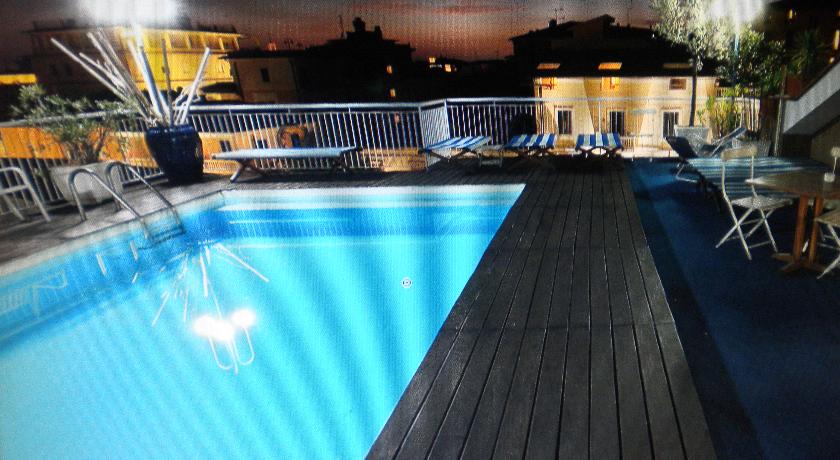 Hotel con Piscina e Solarium attrezzato 