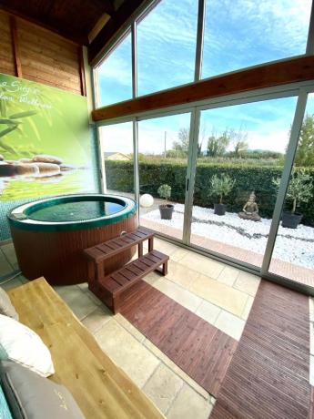 Vasca idromassaggio in agriturismo a Follonica