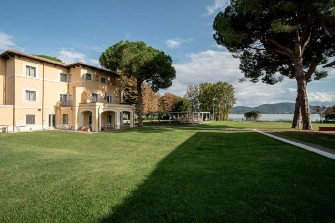 Offerta WEEKEND in Resort sull'Isola Polvese con Ristorante e Camere fronte Lago Trasimeno  ideali per Famiglie, Coppie e Gruppi  con Bonus Vacanze Accettato