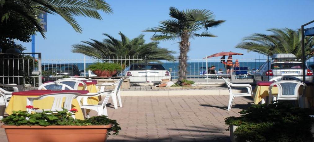Hotel con portico davanti al mare a Campofilone