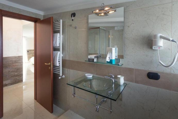 Bagno privato camera set cortesia asciugamani hotel4stelle Battipaglia