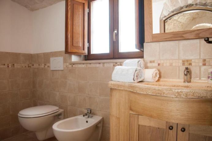 Bagno curato in trullo vicino al mare