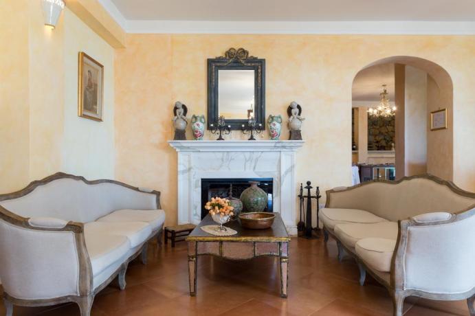 Salotto interno con Camino ideale-per-famiglie a Marina-di-Camerota