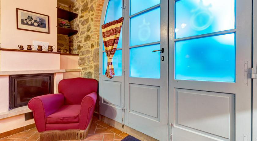 Salottino con camino per gli ospiti in Agriturismo