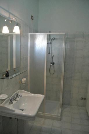 Bagno con box doccia B&B casale San Terenziano