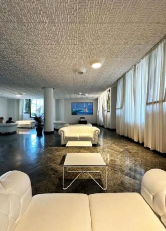 Area comune con divani e televisione