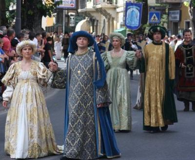 corteo storico con abiti d'epoca