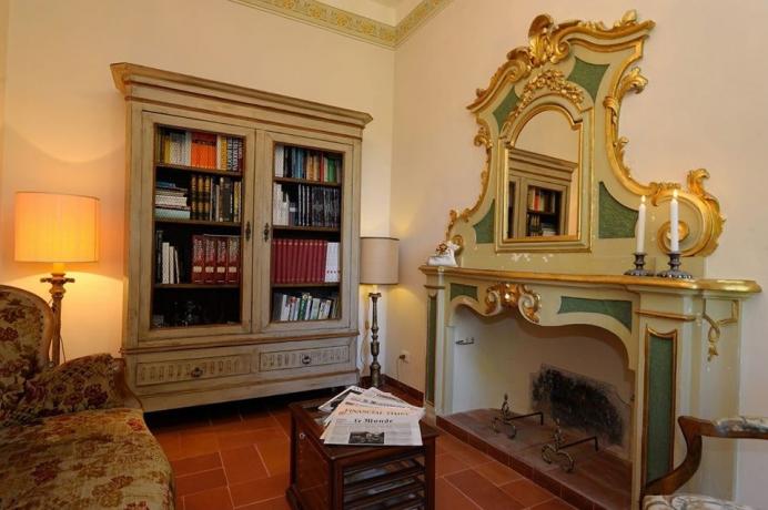 Villa d'epoca a Perugia con camino '700