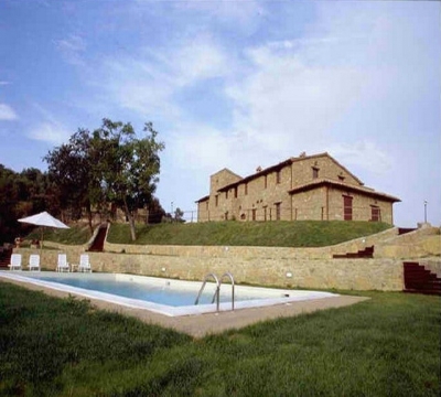 Piscina attrezzata con sdraio e ombrelloni 